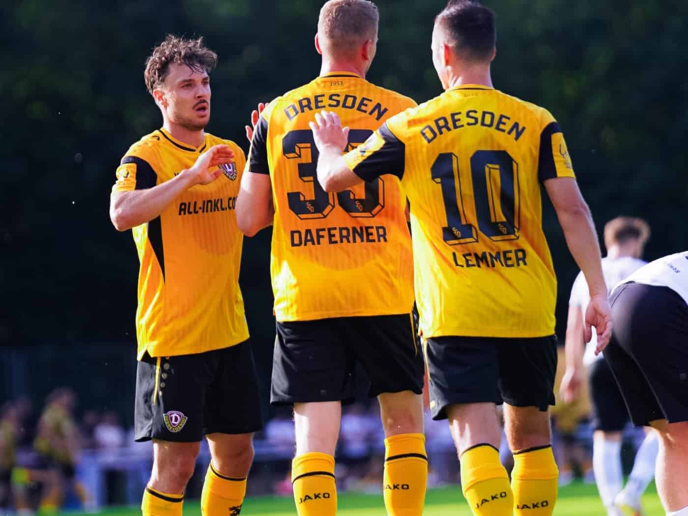 Dynamo Dresden Spieler beim Jubel nach einem Tor.