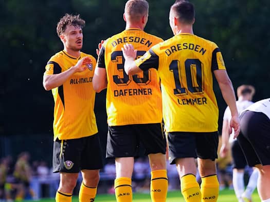 Dynamo Dresden Spieler beim Jubel nach einem Tor.