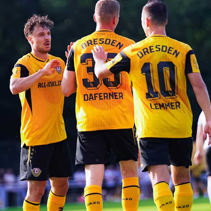 Dynamo Dresden Spieler beim Jubel nach einem Tor.