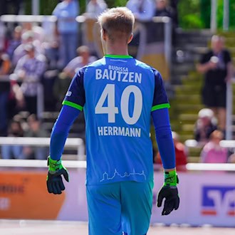 Dynamo Dresden: Torwart Erik Herrmann steht im Trikot des FSV Budissa Bautzen mit der Rückennummer 40 auf dem Fußballplatz und blickt in Richtung Spielfeld.