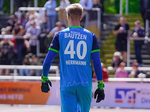 Dynamo Dresden: Torwart Erik Herrmann steht im Trikot des FSV Budissa Bautzen mit der Rückennummer 40 auf dem Fußballplatz und blickt in Richtung Spielfeld.