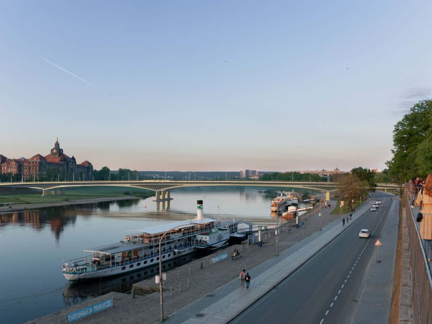 Visualisierung der geplanten Carolabrücke in Dresden, gesehen von der Brühlschen Terrasse. Ein Raddampfer liegt am Elbufer an, rechts verläuft die Straße Terrassenufer und im Hintergrund steht das Finanzministerium.