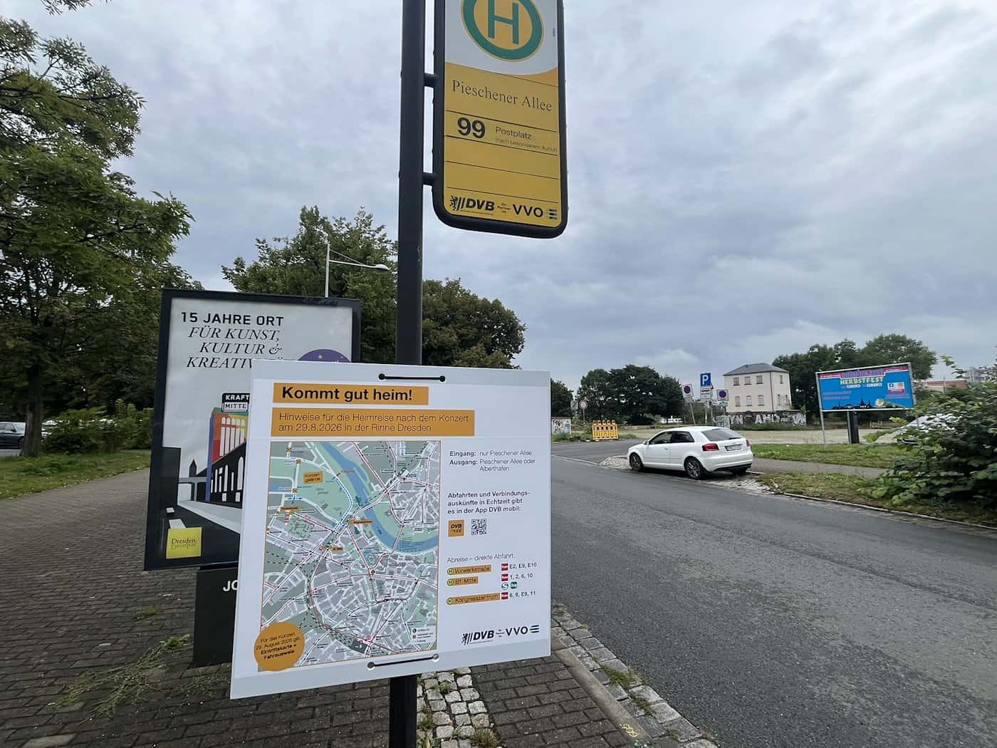 Haltestellenschild „Pieschener Allee“ der DVB mit einem Informationsplakat zur Heimreise nach dem Konzert von „Die Toten Hosen“ am 29.8.2026 in der Rinne Dresden, inklusive Stadtplan mit Nahverkehrsrouten.