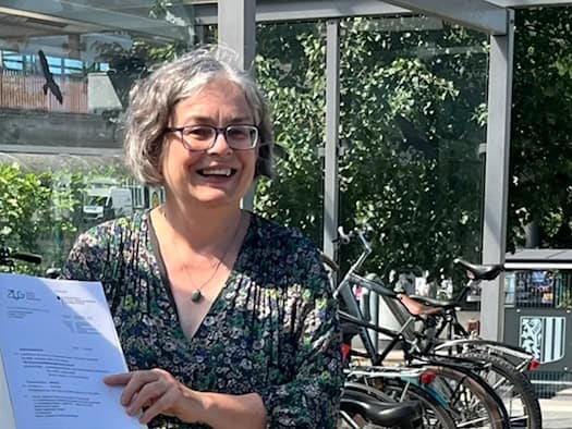 Dresdens Umweltbürgermeisterin Eva Jähnigen steht lächelnd an einer Fahrradstation.