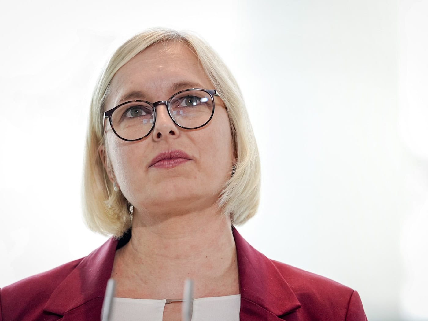 Bývalá státní ministryně se po svém odvolání zdržela kritiky Merze