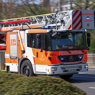 Feuer in Wohnhaus: Rund 25 Menschen verbringen Nacht in Bus
