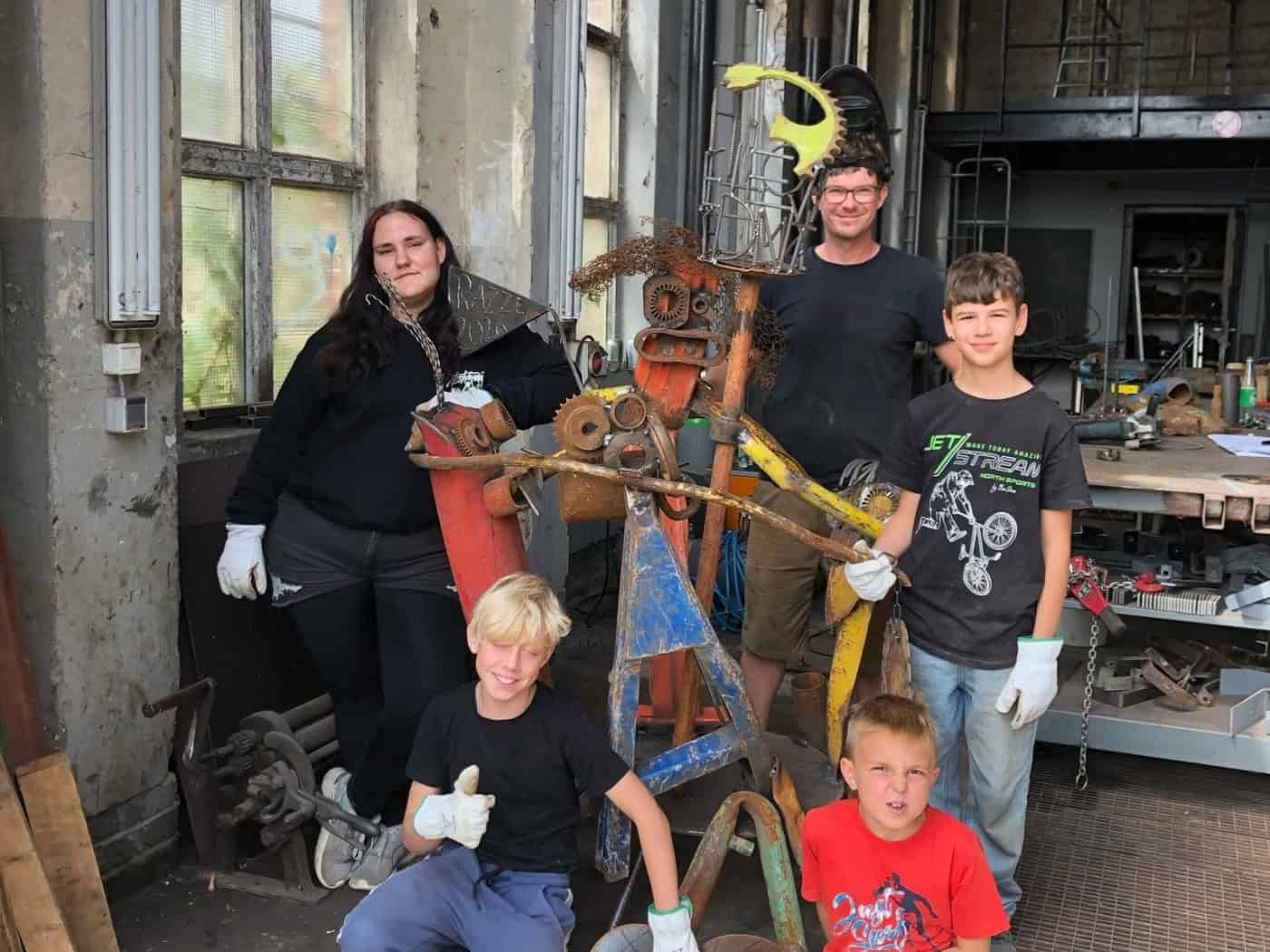 Schrottkunst: Feralpi Stahl unterstützt Metall-Workshop für Kinder
