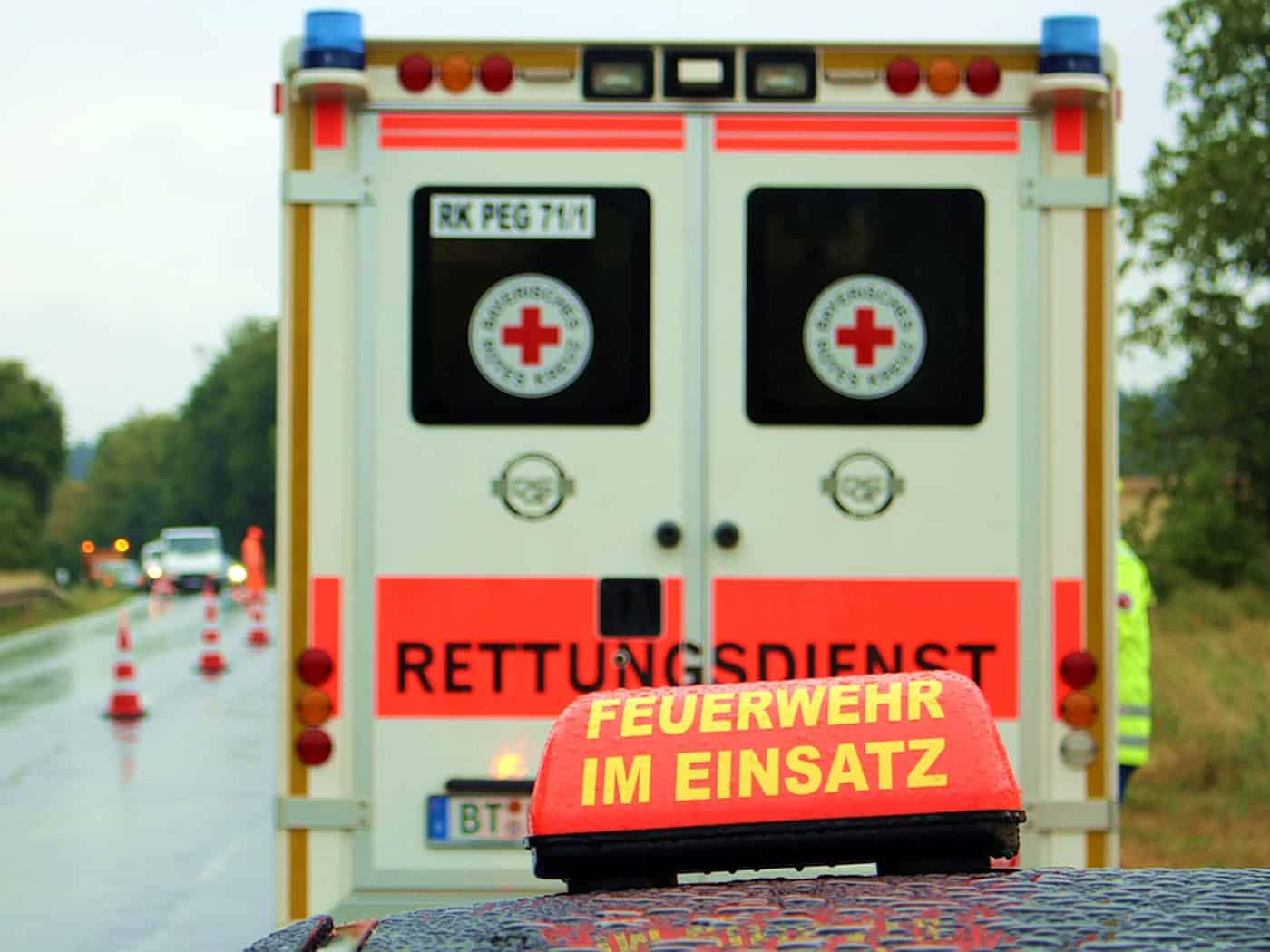 Skoda prallt gegen Baum und überschlägt sich 