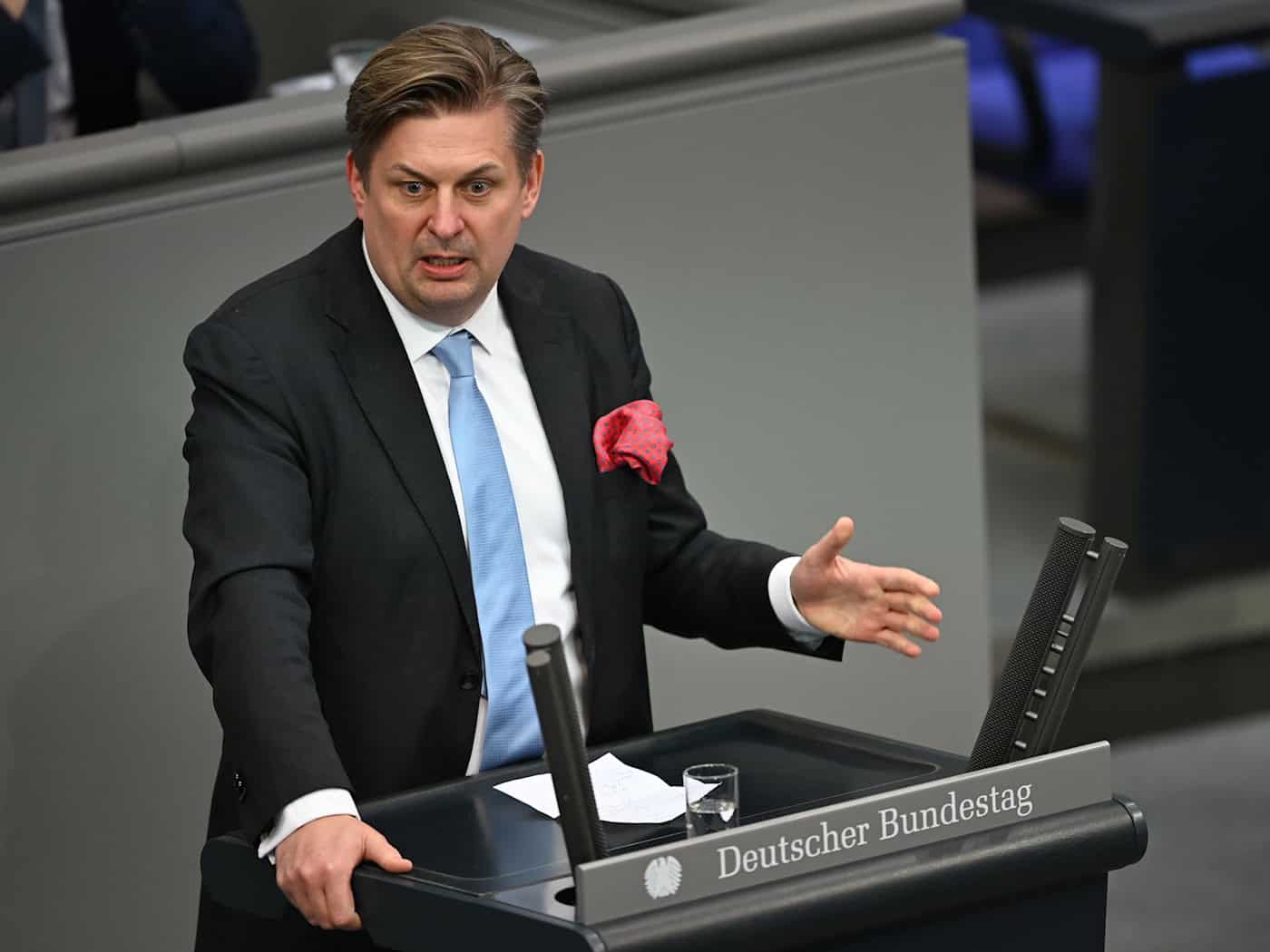 Soud vydal zatykač na politika AfD Kraha