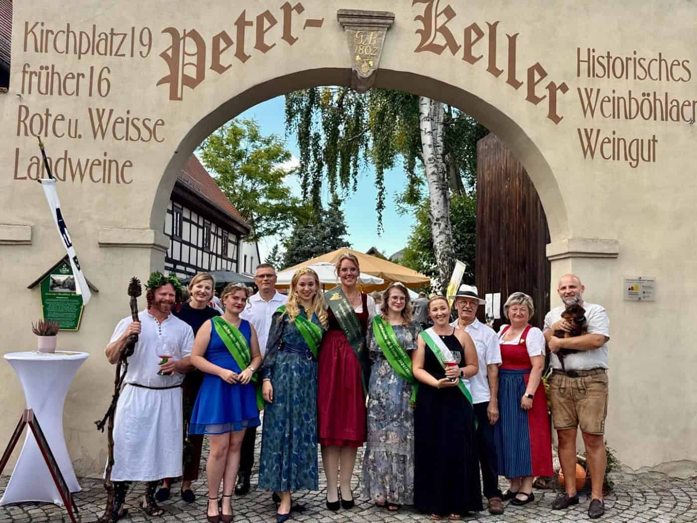 Weinböhla krönt die neue Ortsweinkönigin Sarah