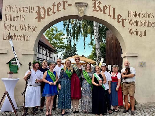 Weinböhla krönt die neue Ortsweinkönigin Sarah