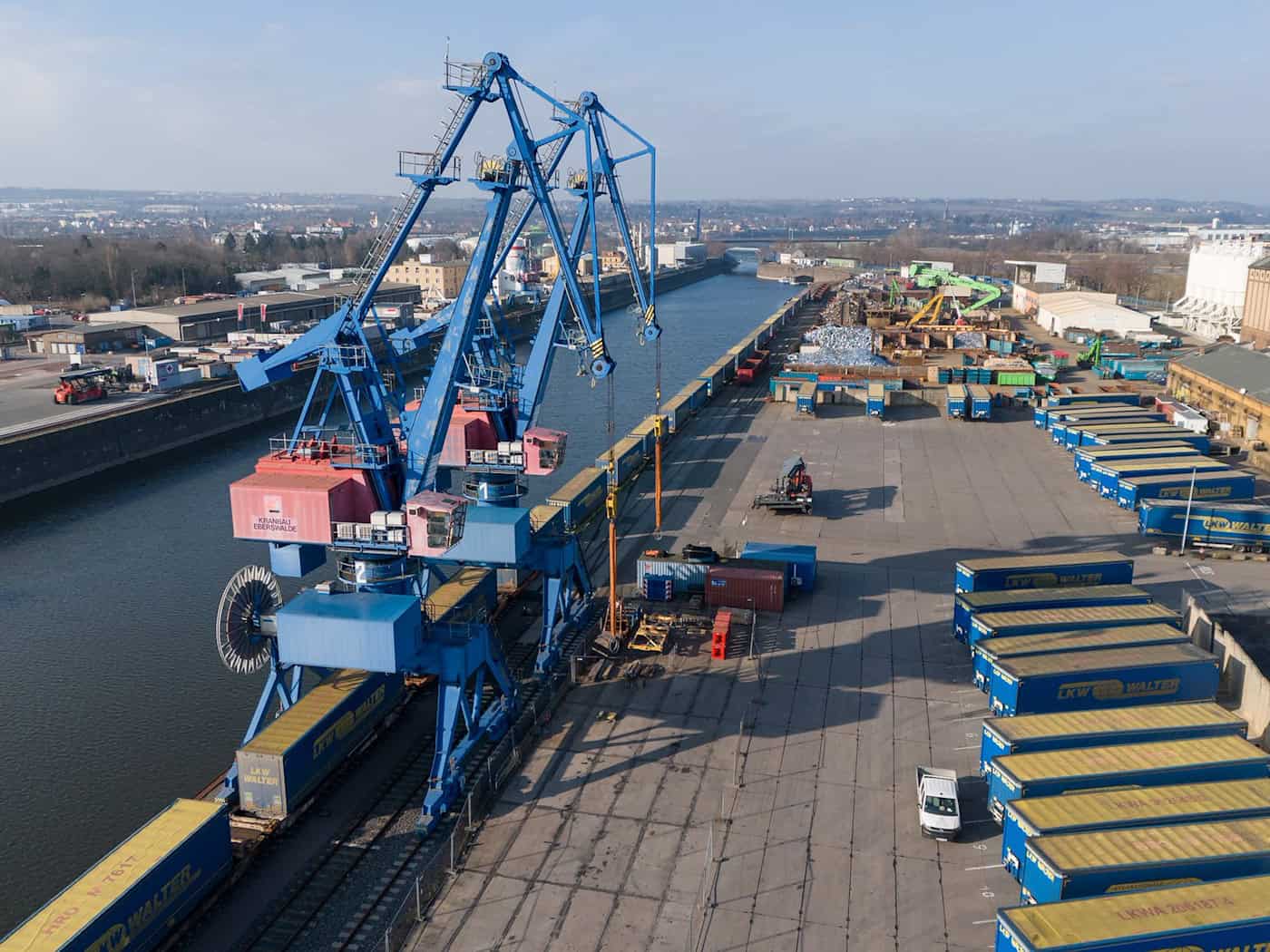 Cargo ships on the Upper Elbe remain at a standstill