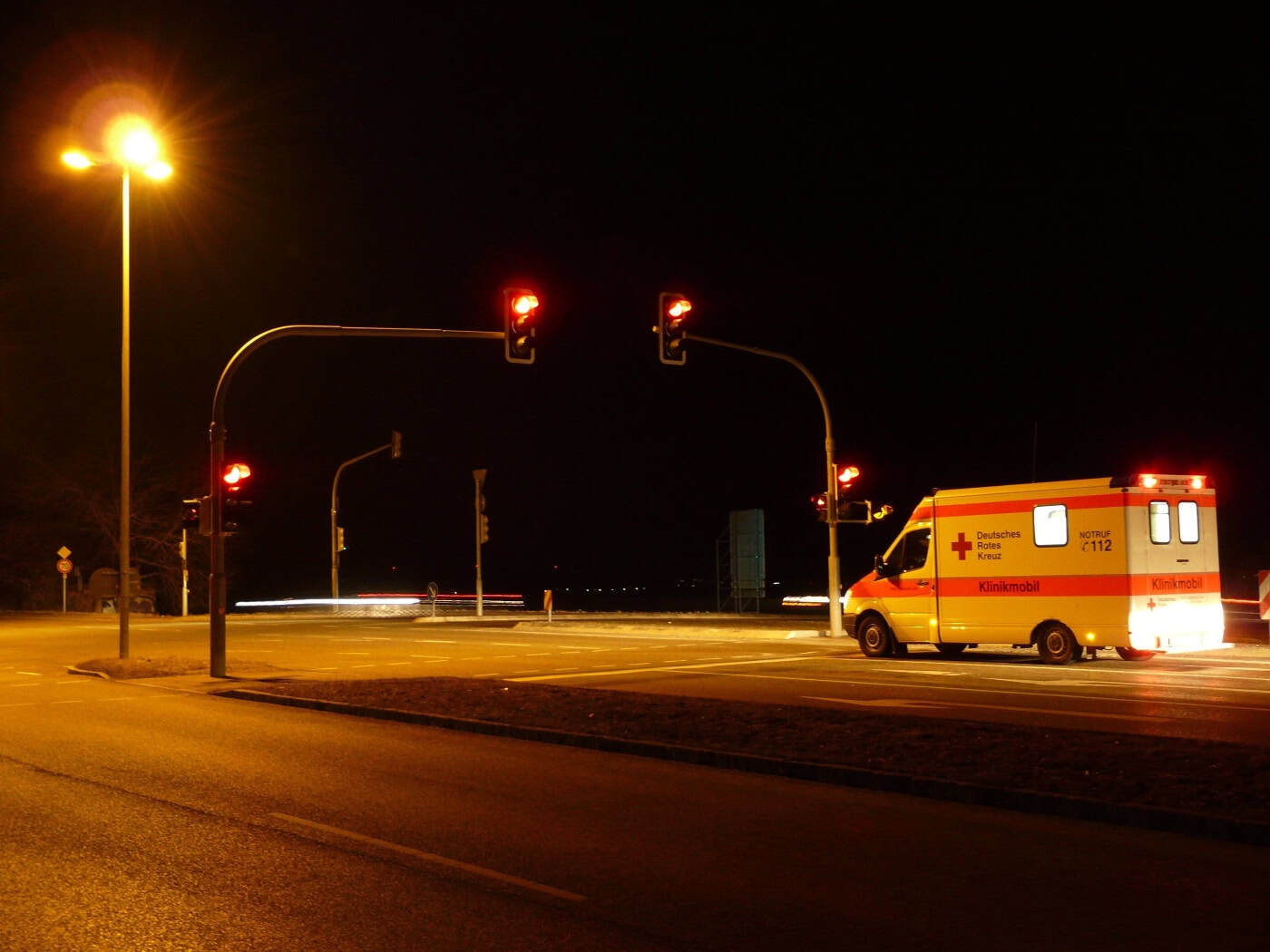 Fahranfänger alkoholisiert gegen Baum gefahren – Beifahrer schwer verletzt