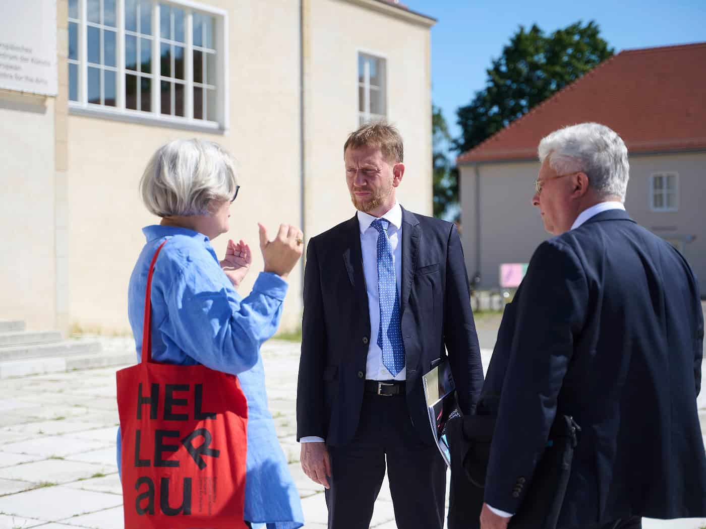 HELLERAU-Intendantin Carena Schlewitt, Ministerpräsident Michael Kretschmer und Sachsenlotto-Geschäftsführer Frank Schwarz im Gespräch vor dem Festspielhaus HELLERAU in Dresden