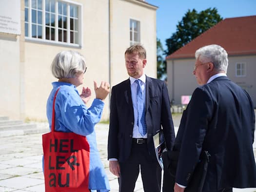 HELLERAU-Intendantin Carena Schlewitt, Ministerpräsident Michael Kretschmer und Sachsenlotto-Geschäftsführer Frank Schwarz im Gespräch vor dem Festspielhaus HELLERAU in Dresden