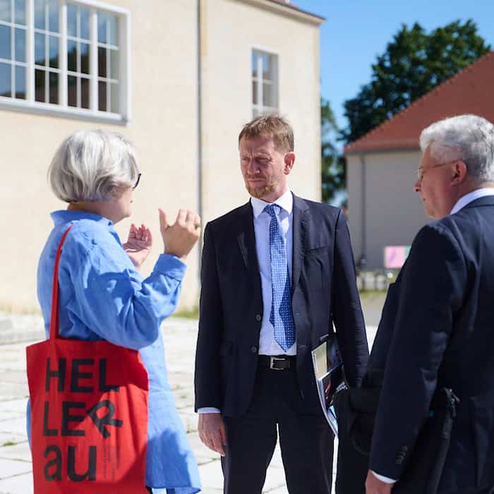 HELLERAU-Intendantin Carena Schlewitt, Ministerpräsident Michael Kretschmer und Sachsenlotto-Geschäftsführer Frank Schwarz im Gespräch vor dem Festspielhaus HELLERAU in Dresden