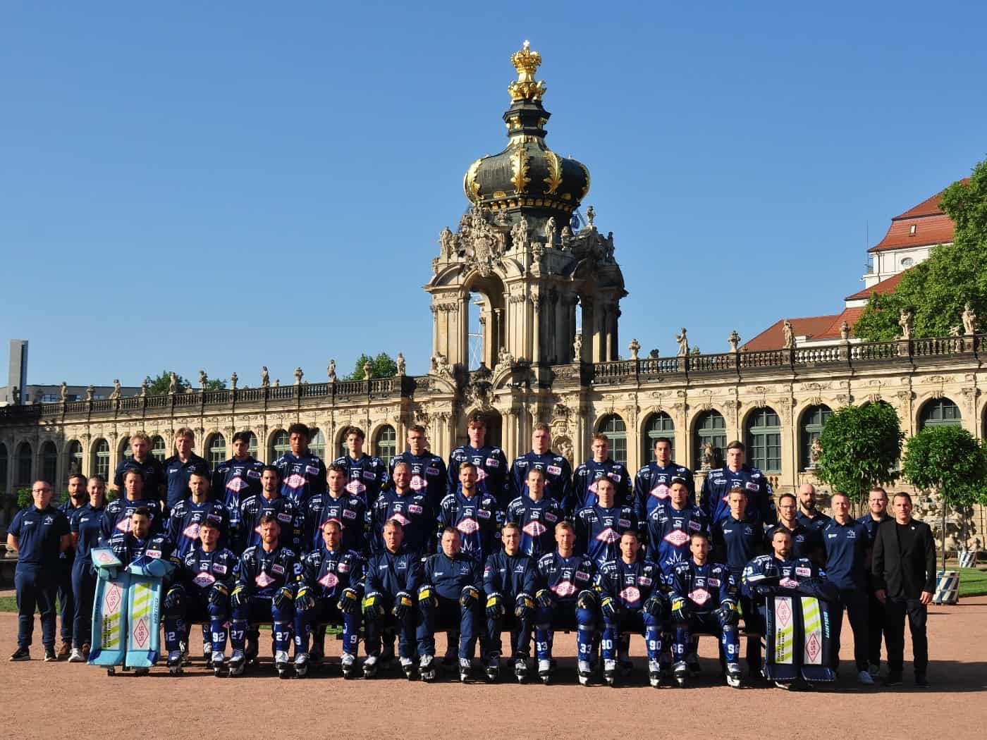 Eislöwen lassen im Zwinger ihr Teamfoto machen