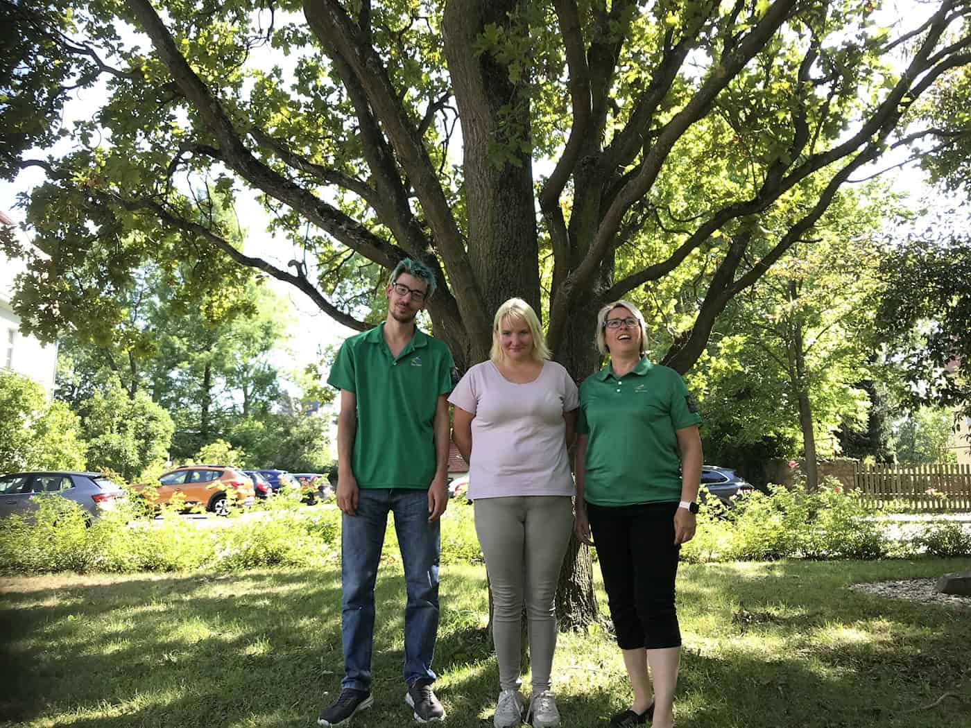 Vereinsgründer Rico Grießbach und seine Mitstreiterinnen Ivonne Lippke und Nadine Günther Das Team von Rico-Hilft Nachbarschaftshelfer e. V. unterstützt im Ehrenamt in Coswig