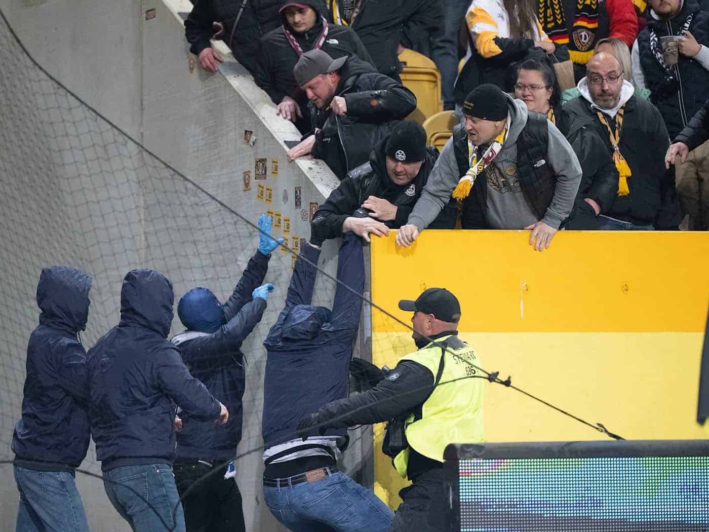 Dynamo Dresden Ultras und Hertha BSC Ultras geraten bei Spiel aneinander.