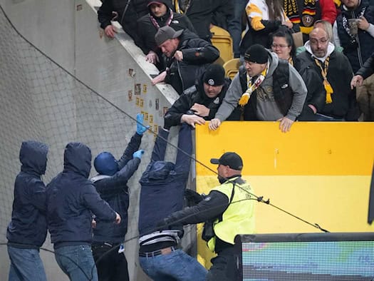 Dynamo Dresden Ultras und Hertha BSC Ultras geraten bei Spiel aneinander.
