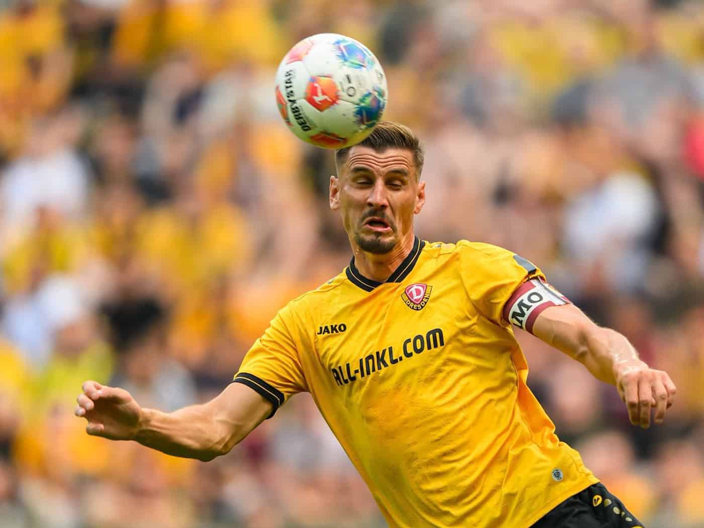 Stefan Kutschke im Trikot von Dynamo Dresden bei einem Fußballspiel.