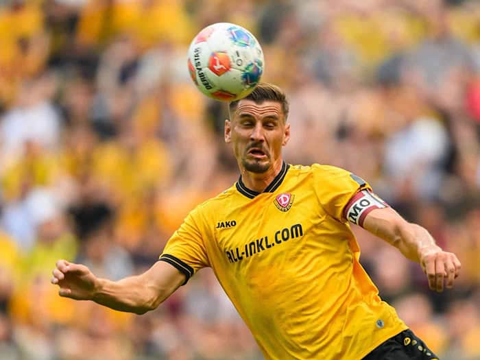 Stefan Kutschke im Trikot von Dynamo Dresden bei einem Fußballspiel.