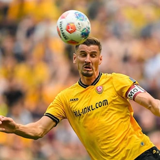 Stefan Kutschke im Trikot von Dynamo Dresden bei einem Fußballspiel.