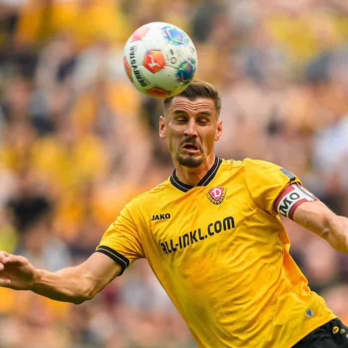 Stefan Kutschke im Trikot von Dynamo Dresden bei einem Fußballspiel.