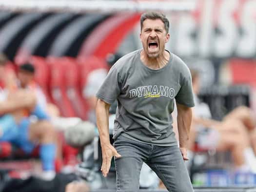 Dynamo Dresden Trainer Thomas Stamm an der Seitenlinie.