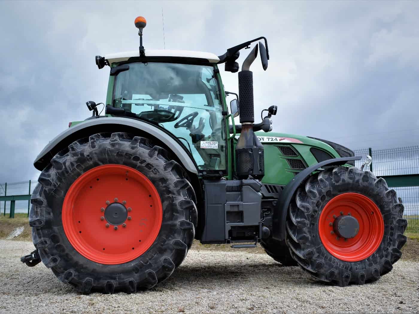 Pkw und Traktor stoßen bei Rosenbach zusammen