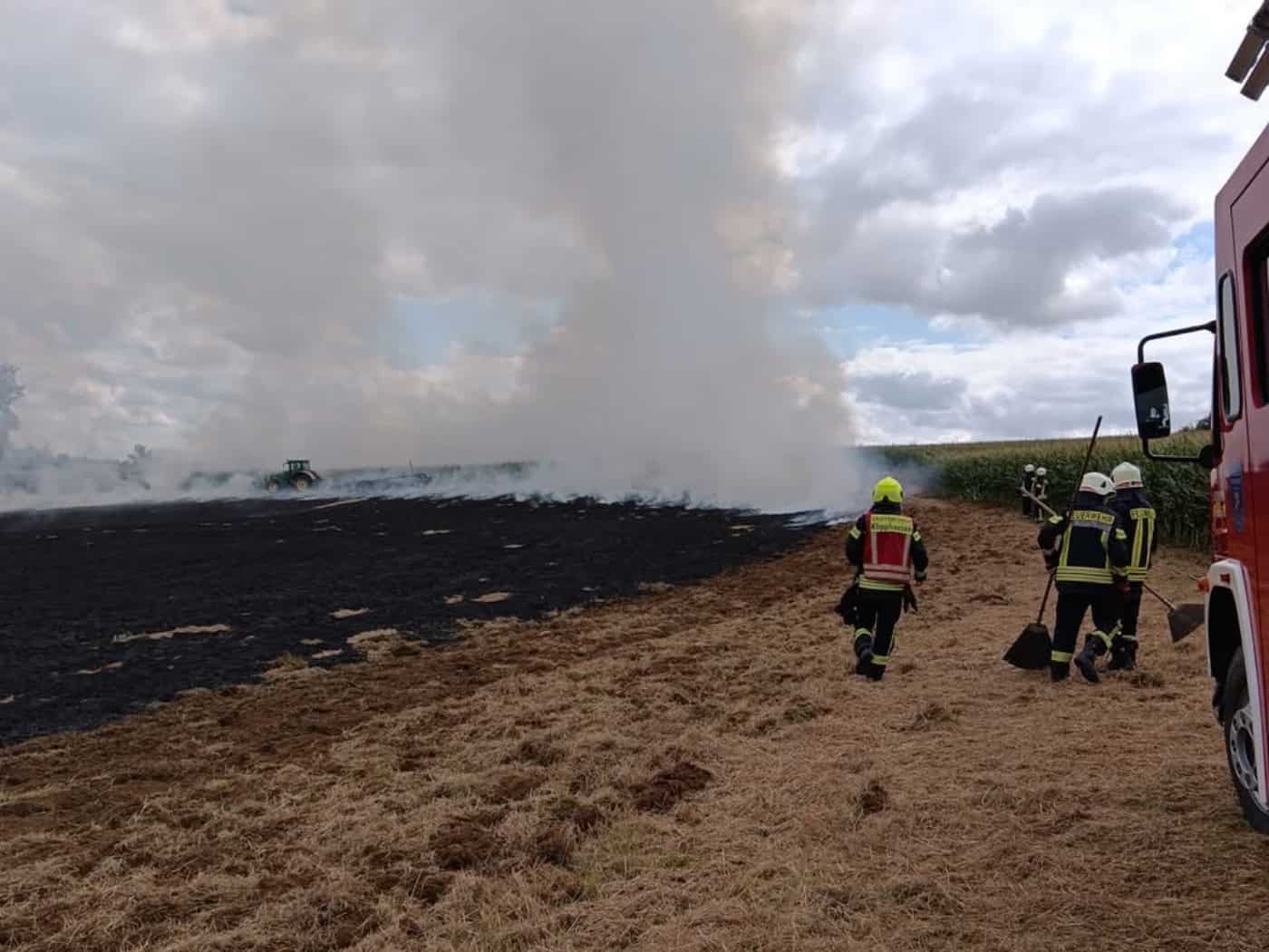 Feuerwehr löscht Feldbrand in Klipphausen 