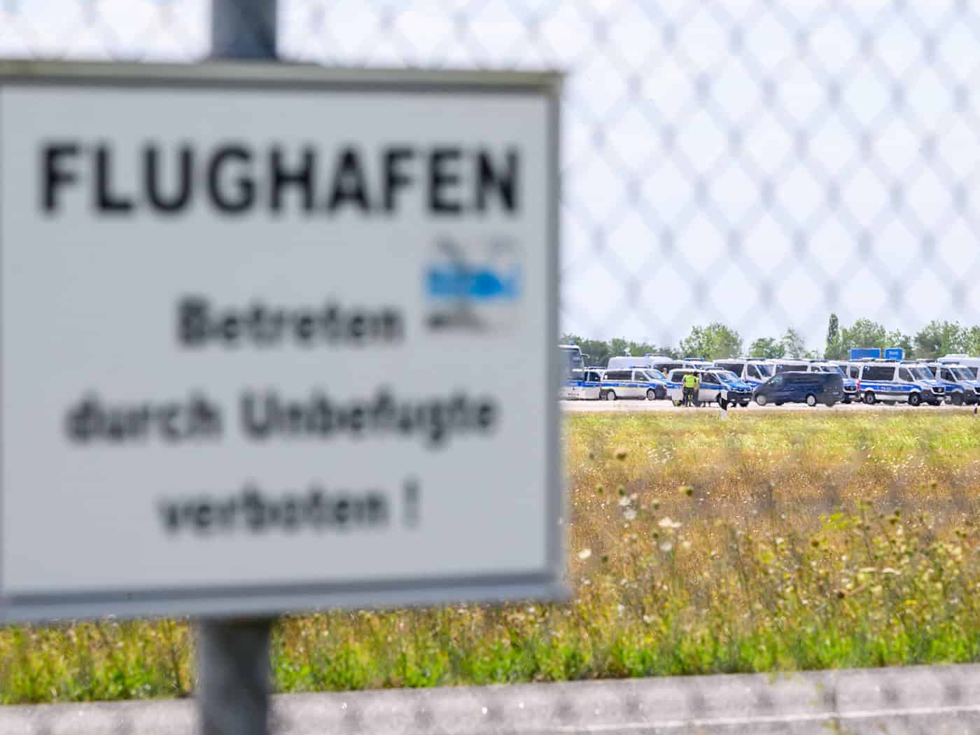 Kreise: Airport employee kicked a drone to the ground