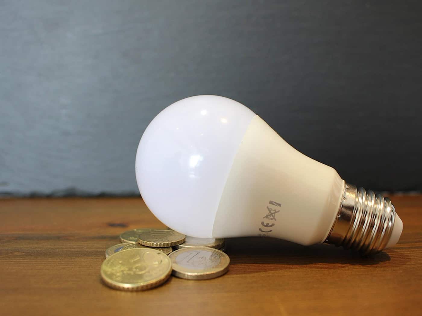 Mehr als die Hälfte der tschechischen Haushalte zahlt zu viel für Strom