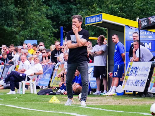 Dynamo Dresden Trainer Thomas Stamm am Spielfeldrand.