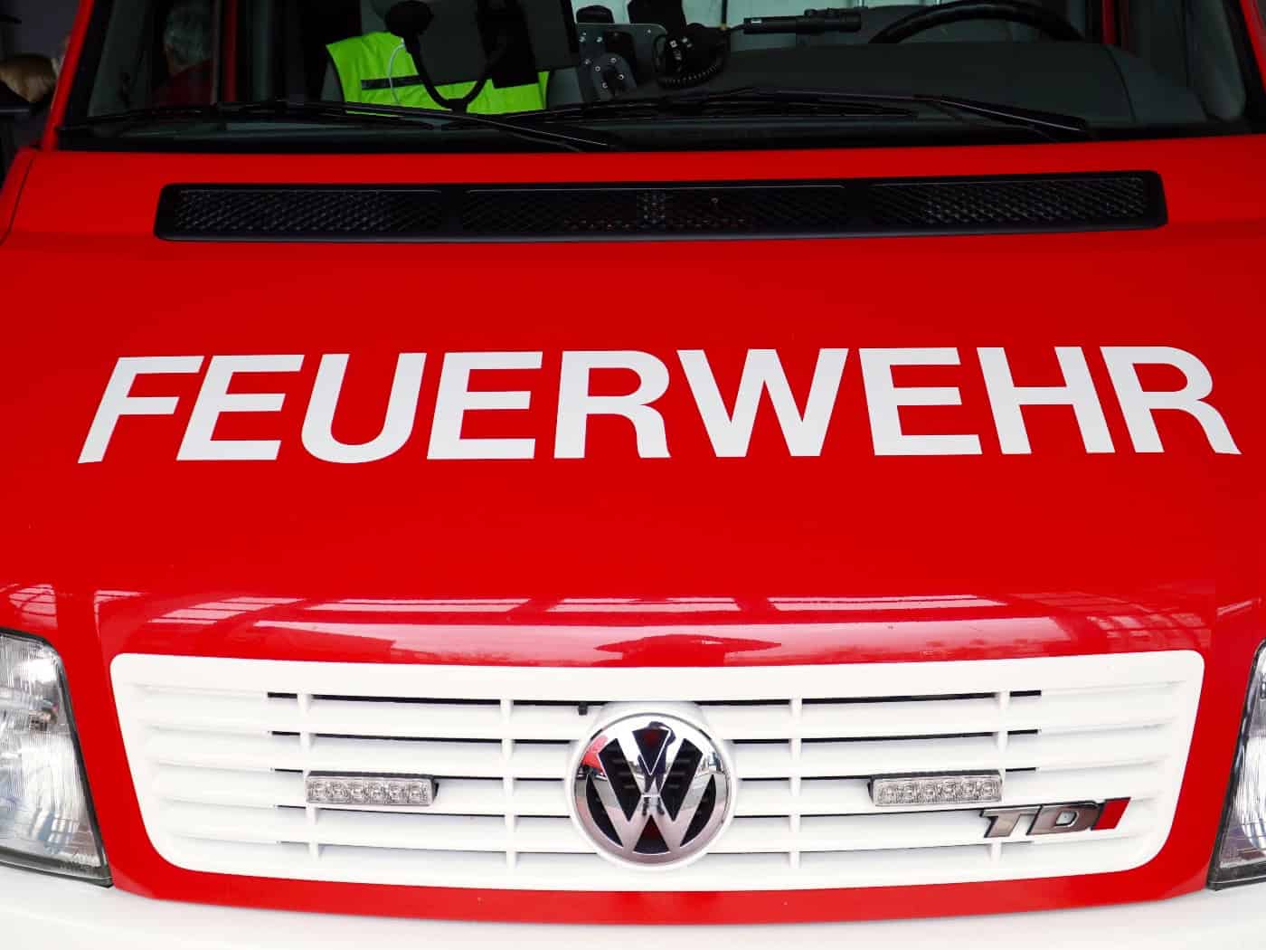 Feuer in Mehrfamilienhaus: Wohnung brennt  in Schönbach aus