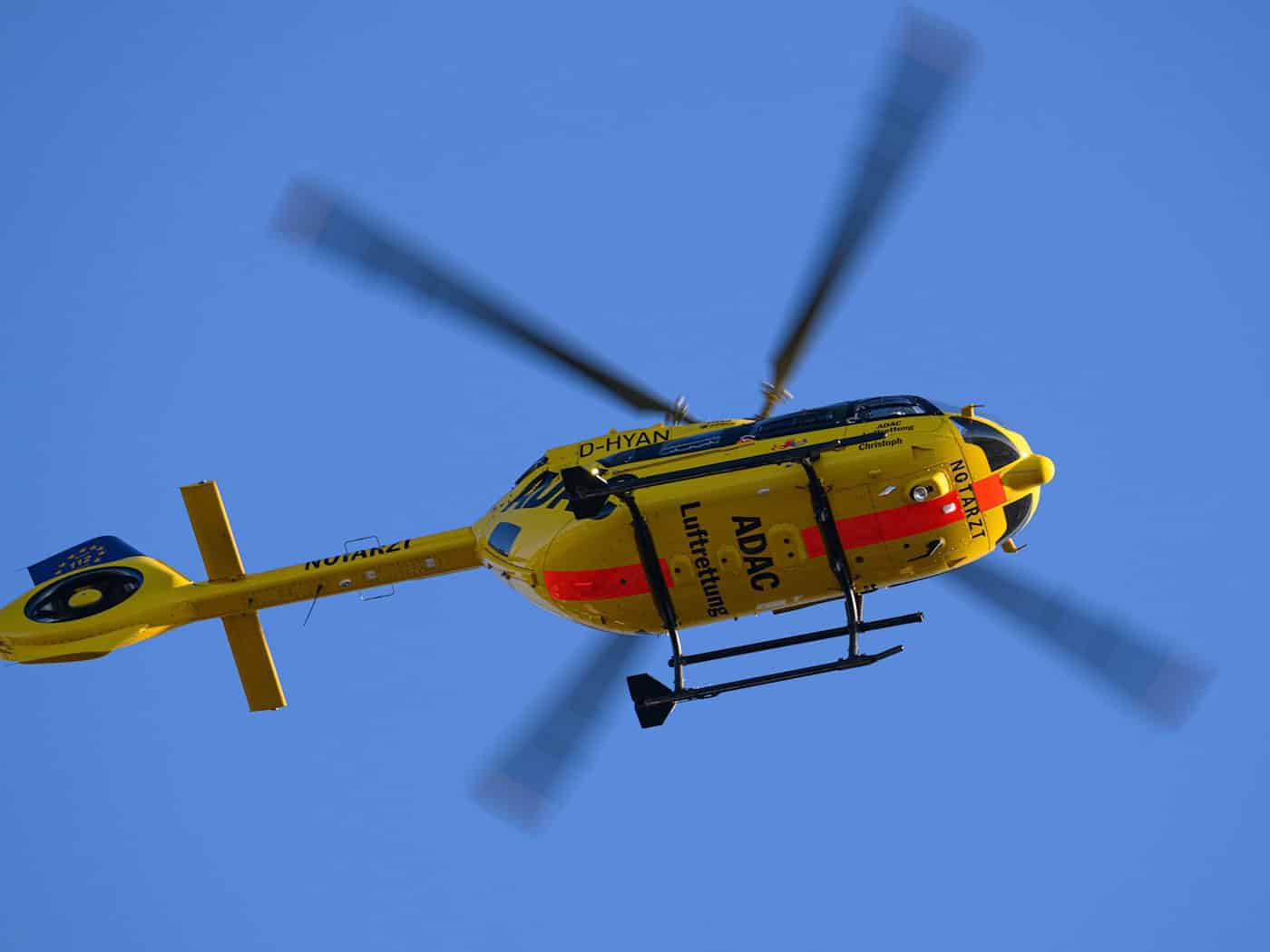 Motorrad rutscht gegen Schutzplanke – Fahrer stirbt