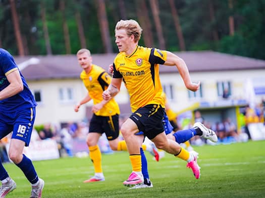 Dynamo Dresden Spieler Jonas Oehmichen am Ball.