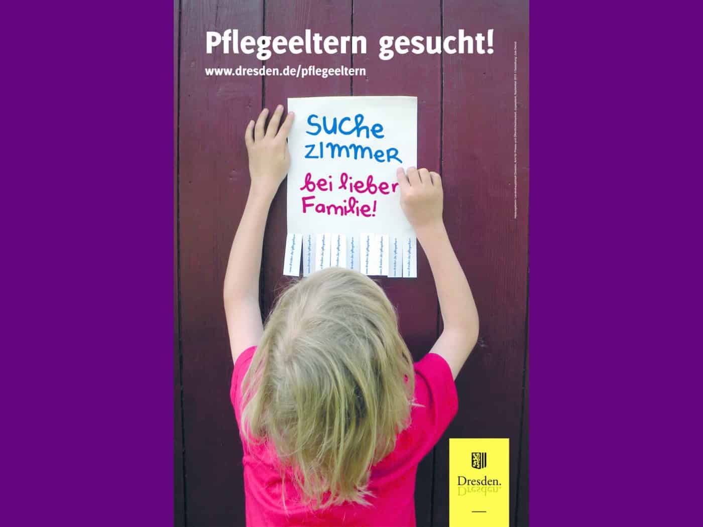 Informationsplakat der Stadt Dresden: Ein blondes Kind von hinten bringt einen Zettel an einer Holzwand an. Darauf steht in bunter Handschrift: „Suche Zimmer bei lieber Familie!“. Oben steht der Schriftzug „Pflegeeltern gesucht!“, unten das Logo der Stadt Dresden.