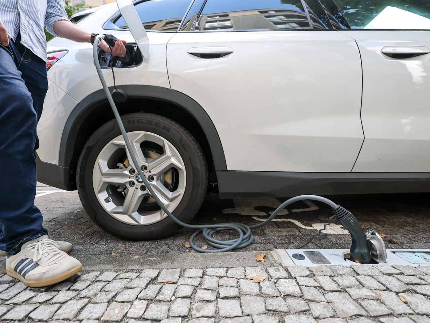 Pilotowy projekt: E-awta při chódniku w Lipsku nabiwać