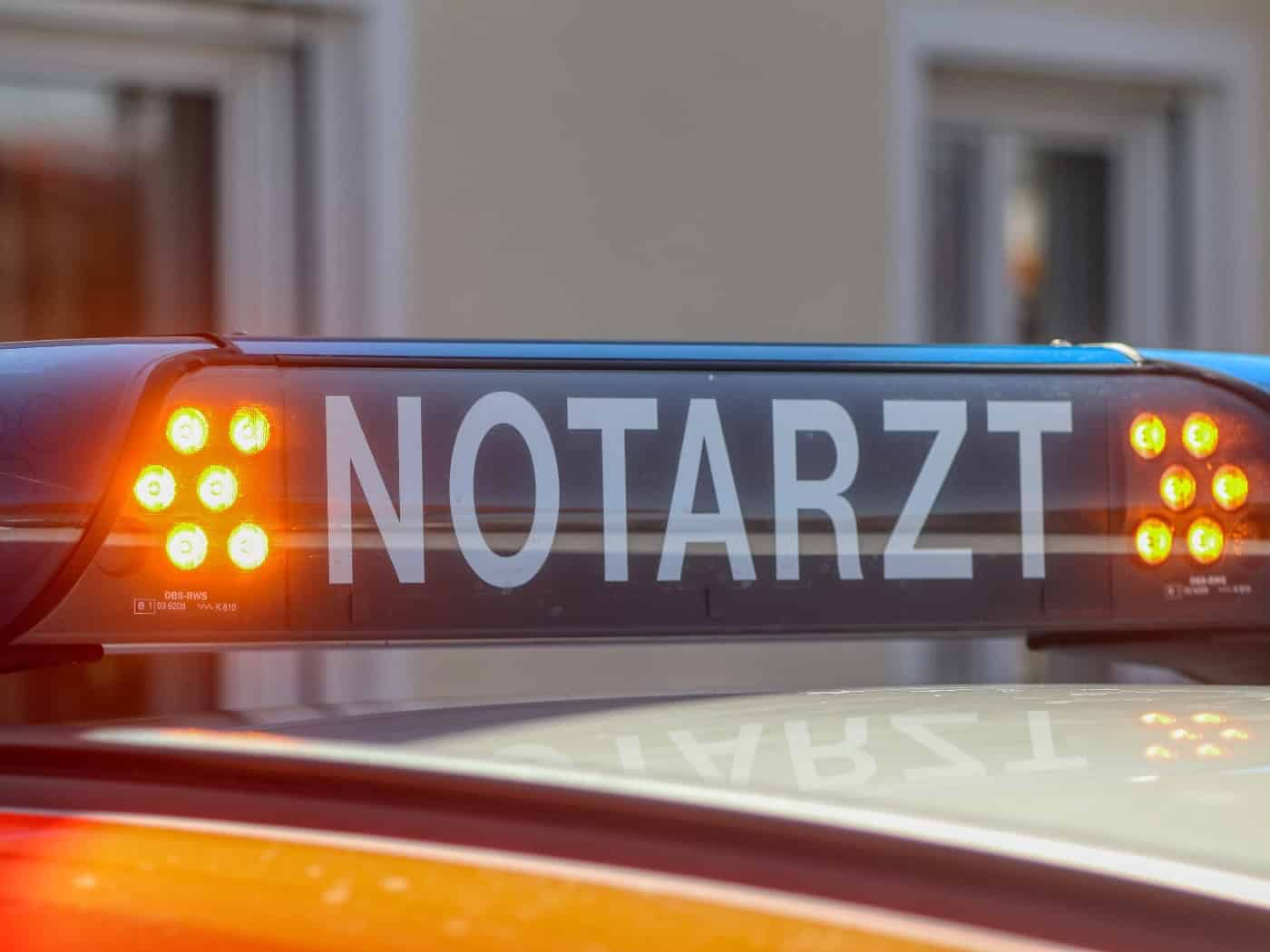 Tiefstehende Sonne blendet Autofahrer: Zwei Schwerverletzte bei Crash