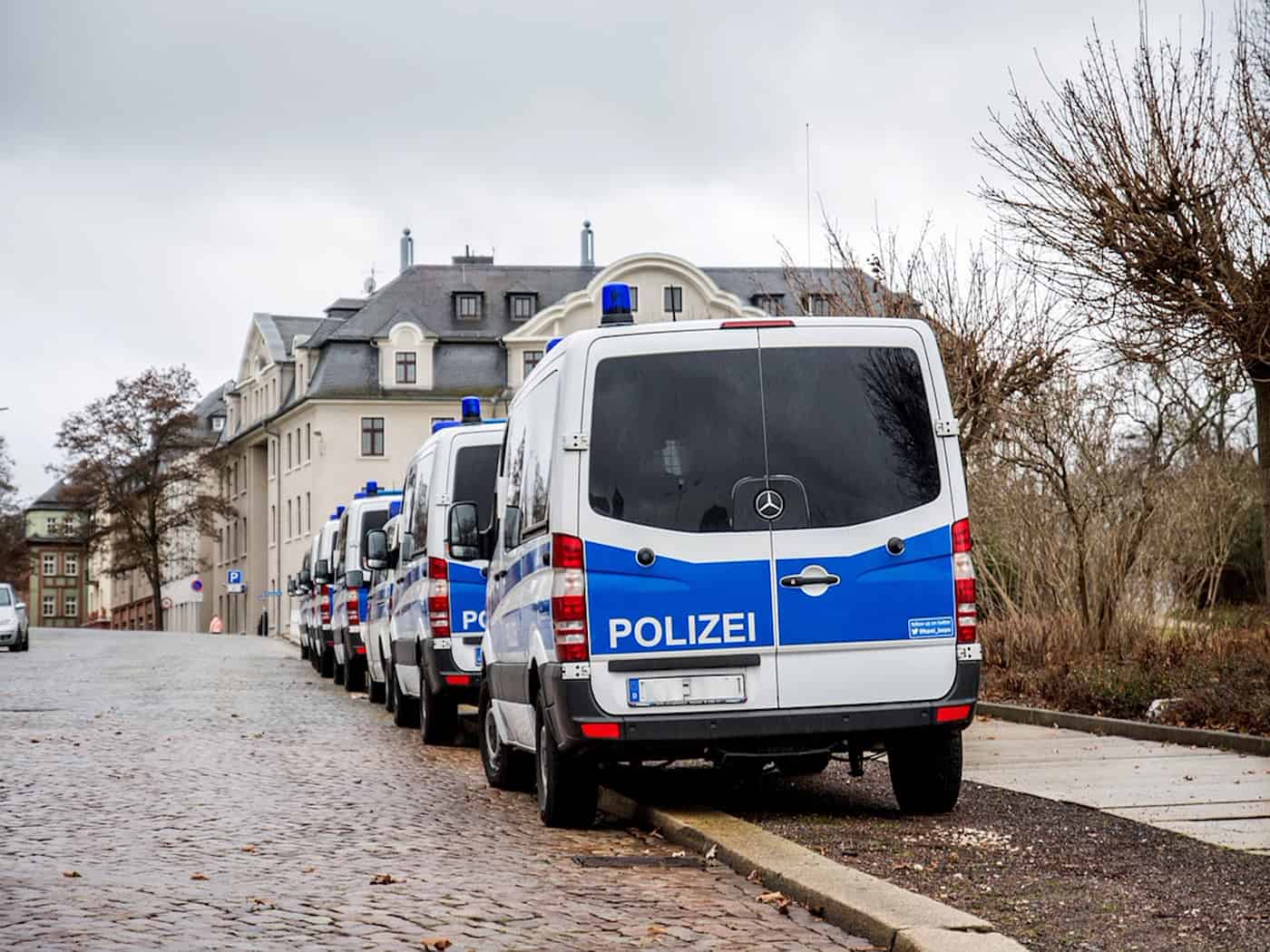 Großenhain: Transporter prallt gegen abgestellten Fiat