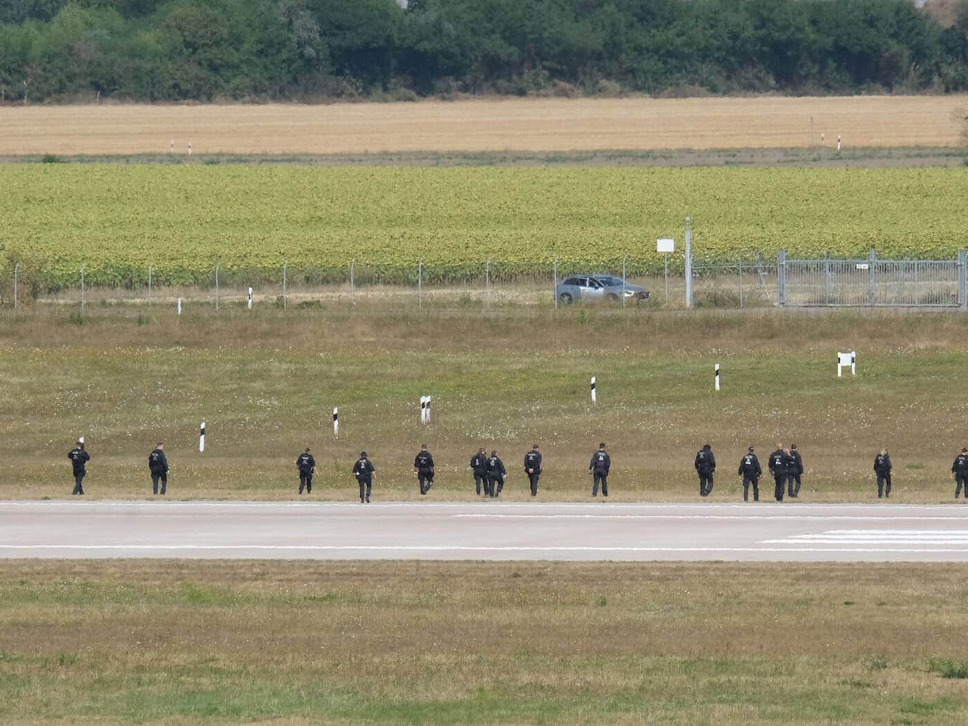 Policie prohledává severní přistávací dráhu na letišti v Lipsku