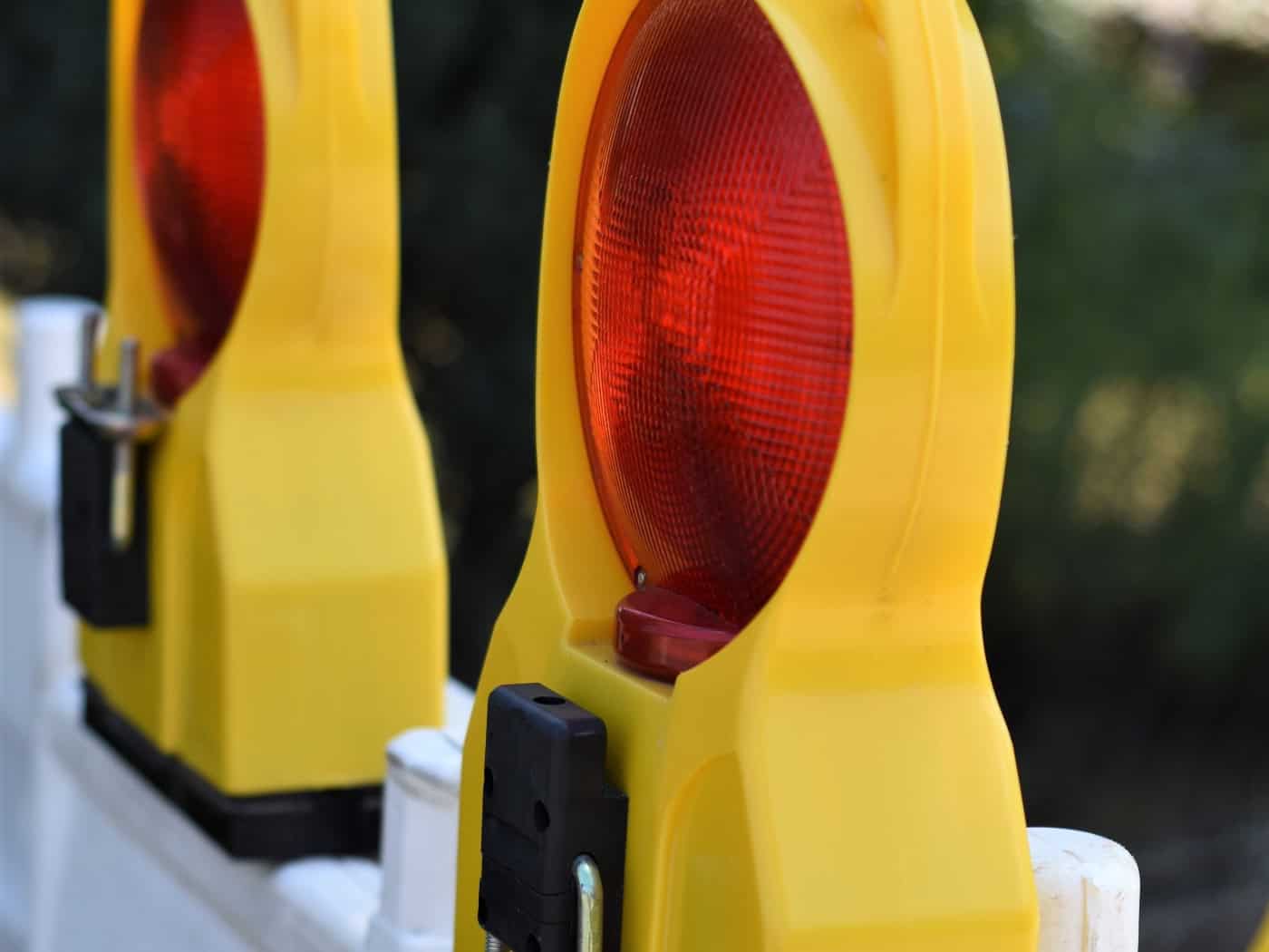 Enge Straße wird zur Falle: Baum stoppt Traktorgespann - 17-Jährige bei Unfall verletzt