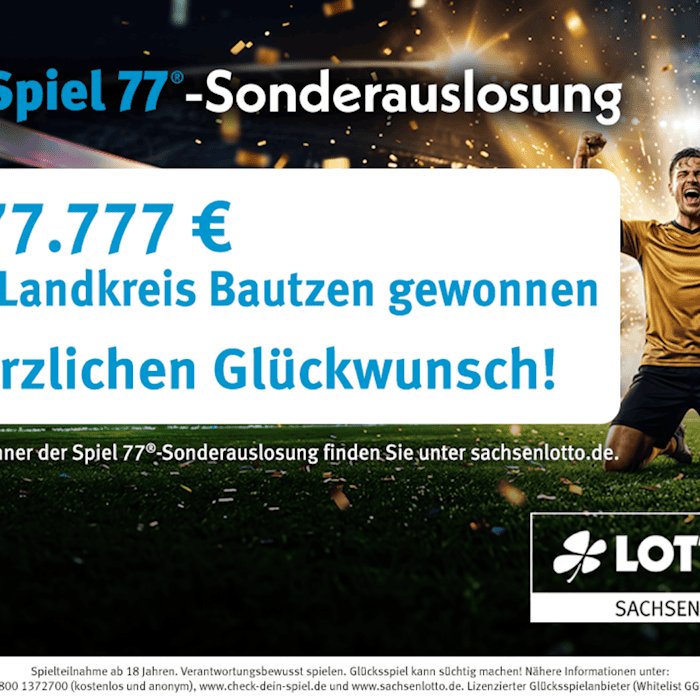 Spiel 77 Sonderauslosung: Person jubelt auf Fußballfeld im Stadion mit Konfetti und Lichtshow, Lotto Sachsenlotto Kampagnenmotiv