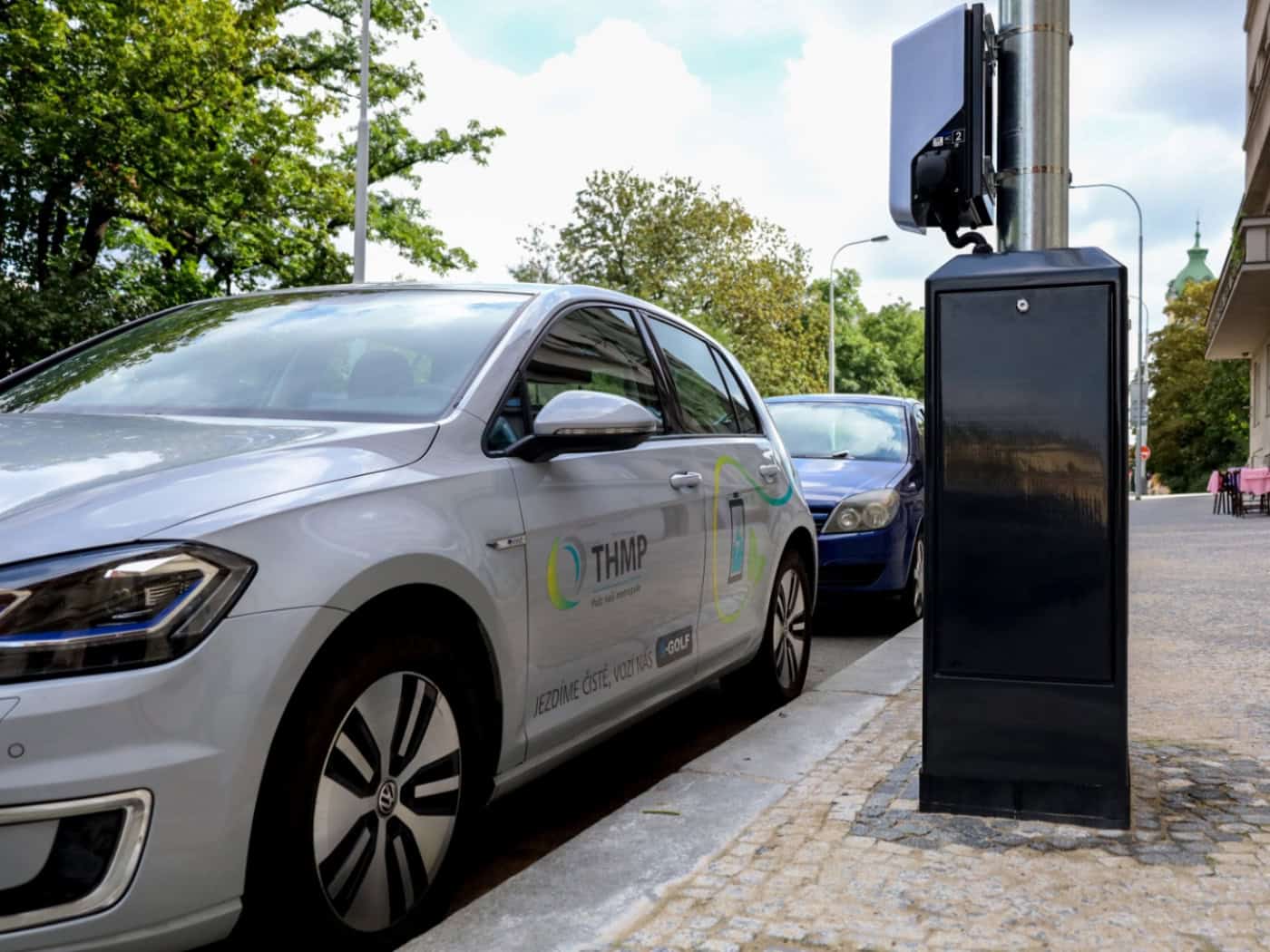 Prag baut Straßenbeleuchtung für E-Autos aus