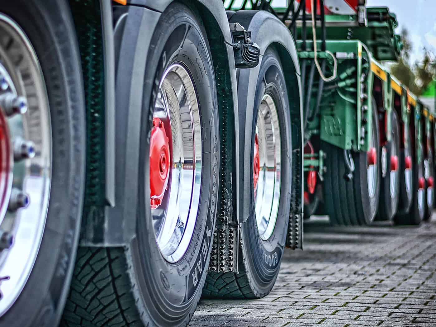 Lkw geriet auf B 169 bei Zeithain mehrfach in Gegenverkehr