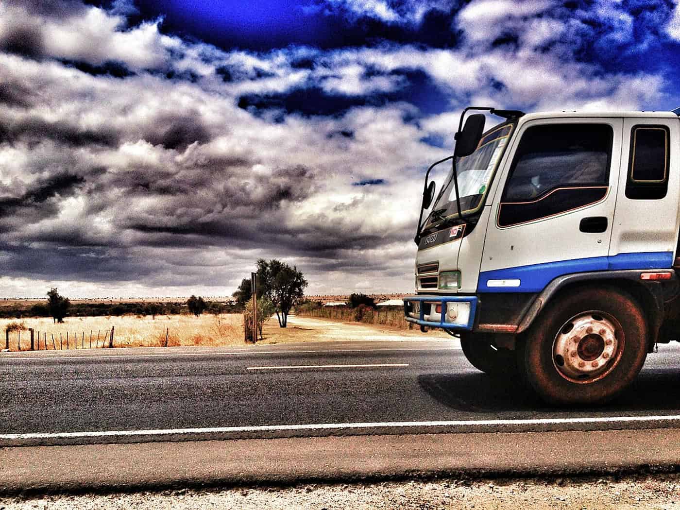 Reifen platzt in Kurve: Lkw kippt um – B 115 stundenlang gesperrt