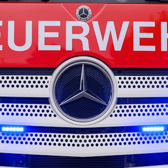 Unfall bei Fällarbeiten: Baum reißt Stromleitung mit