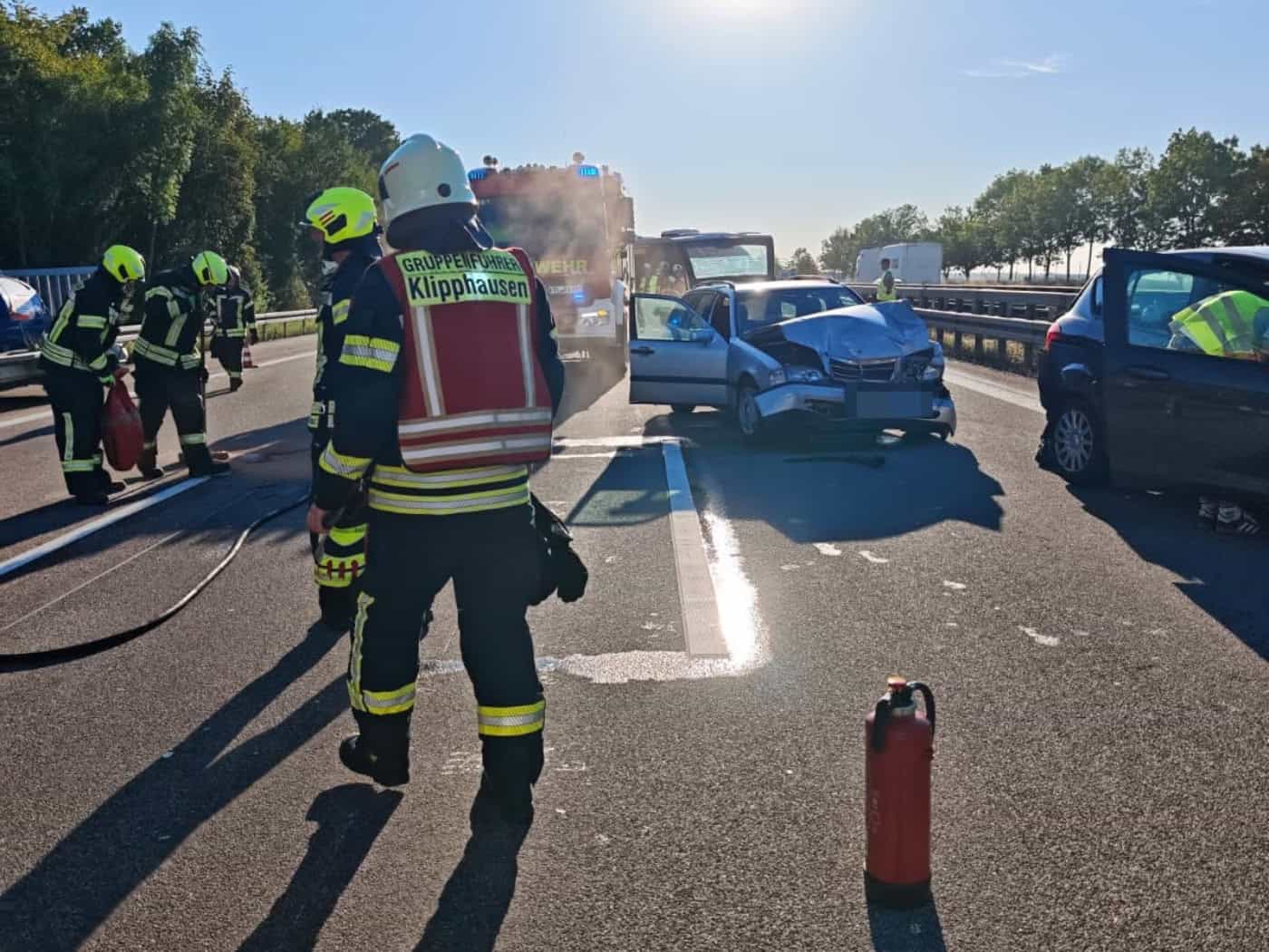Polizeiauto kollidiert auf der A14 mit Sattelzug: Menschen und Polizeihunde verletzt