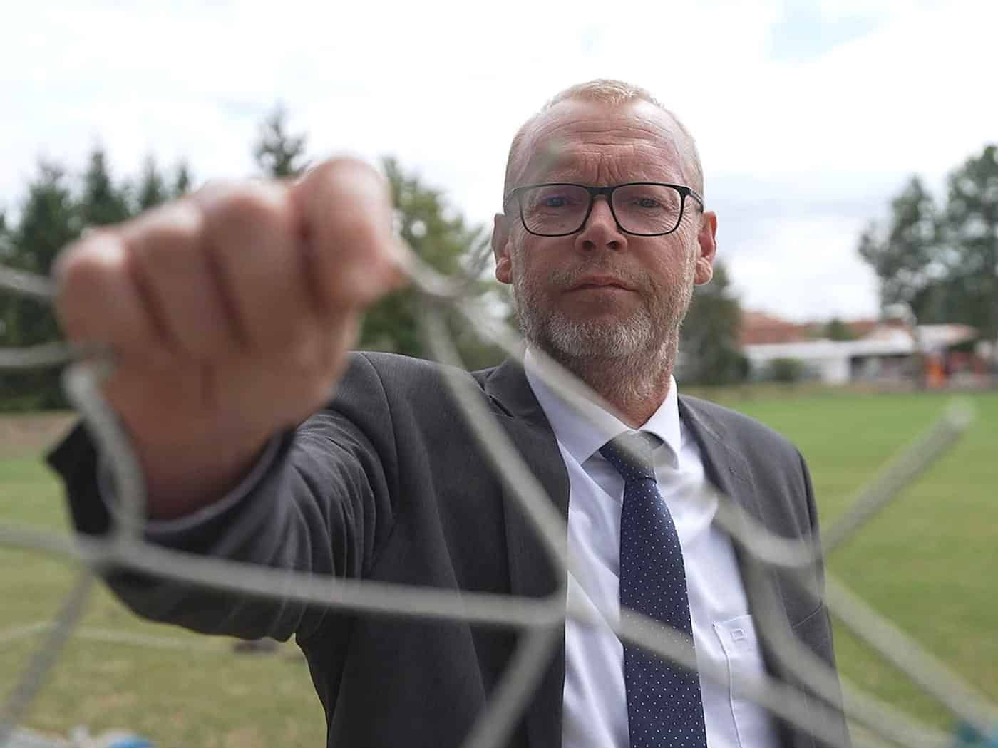 Vandalismus und unbekannte Flüssigkeit auf Sportplatz